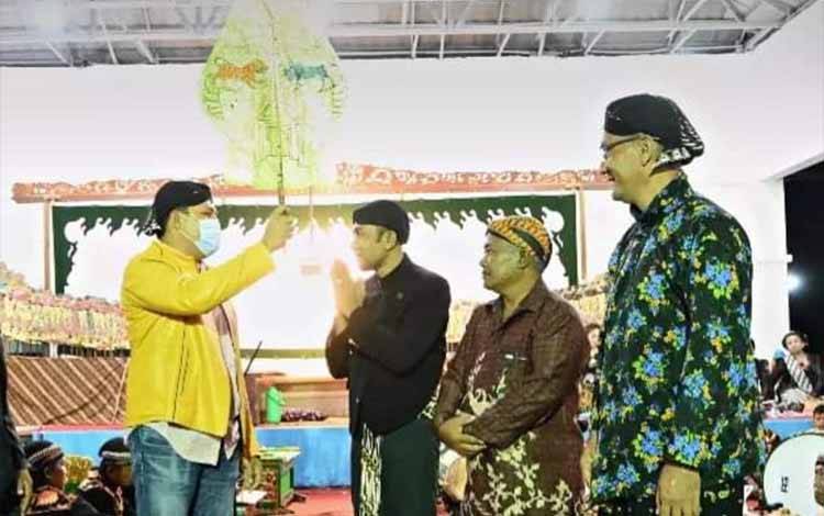 Bupati Lamandau Nonton Wayang Kulit Semalam Suntuk ?