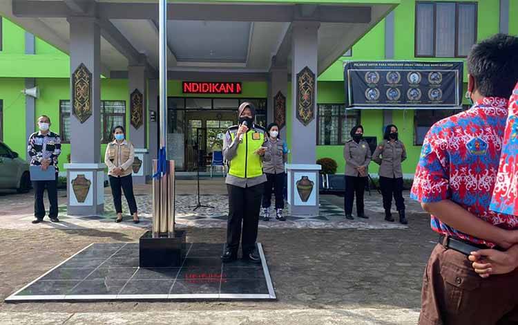 Polwan Polres Kapuas Beri Penyuluhan Pencegahan Kekerasan Perempuan dan Anak?