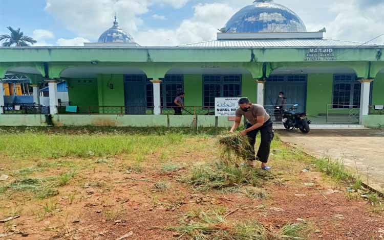 Personel Polsek Mantangai Bersihkan Tempat Ibadah