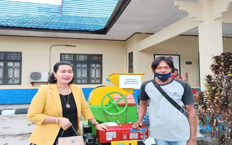 Pesan Anggota DPRD Gunung Mas kepada Petani Penerima Bantuan Sarana Produksi