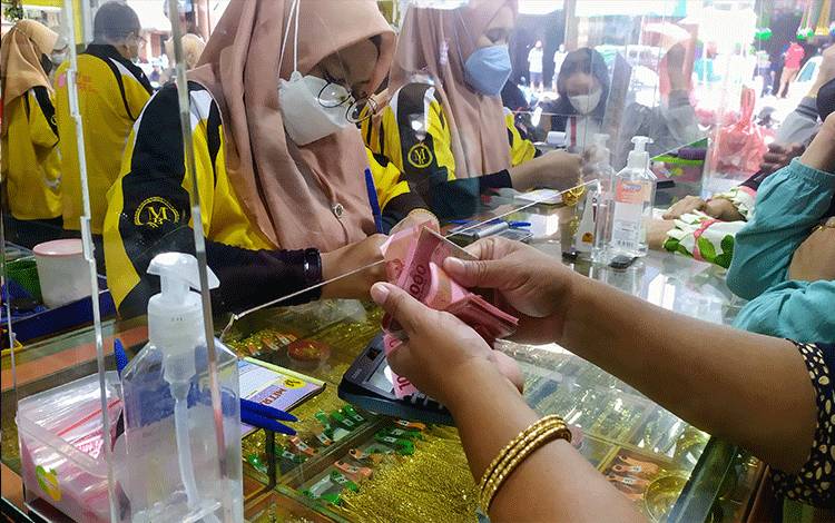 Suasana jual beli emas fi salah satu toko di Pusat Perbelanjaan Mentaya Sampit.?