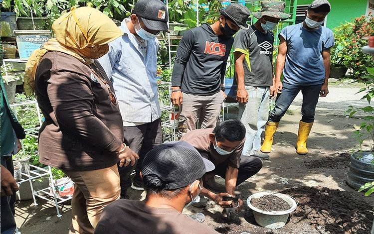 Kelompok Tani Diajari Pendaurulangan Sampah Plastik