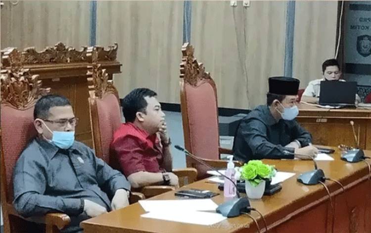 Tunjang Kegiatan Masyarakat Melalui Pemerataan Listrik dan Jaringan Telekomunikasi