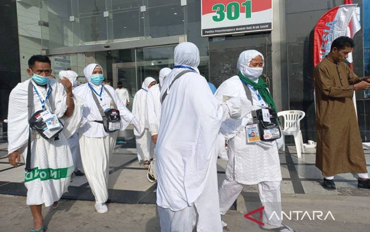 Tim Seksus Masjidil Haram Bagikan Masker pada Jamaah Haji