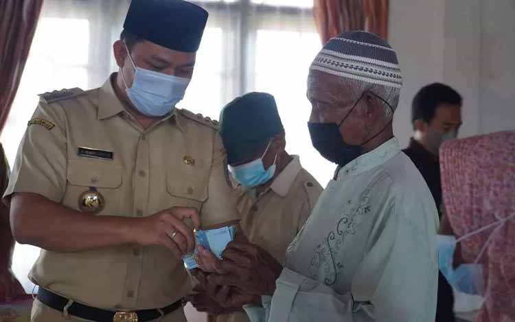 2.599 Warga Lamandau Terima BLT Minyak Goreng