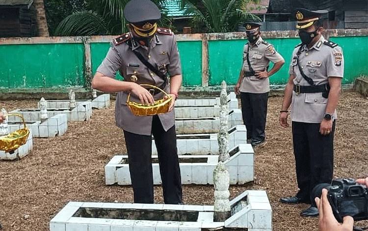 Polres Barito Timur Ziarah Taman Makam Pahlawan dalam Rangka HUT Bhayangkara
