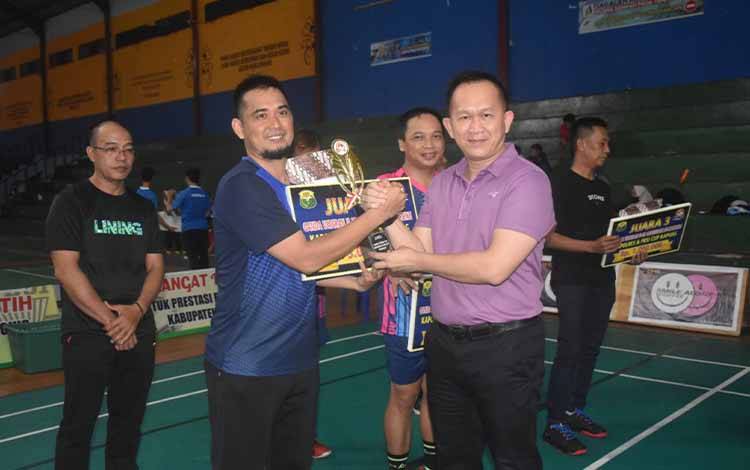 Sekda Kapuas Apresiasi Kejuaraan Bulu Tangkis Kapolres dan PBSI Cup