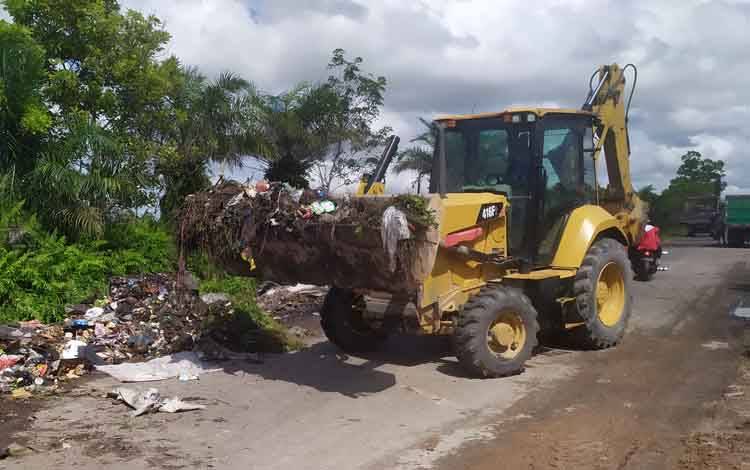Perlu Alat Berat dan 10 Truk untuk Mengangkut Sampah di Pelita Barat