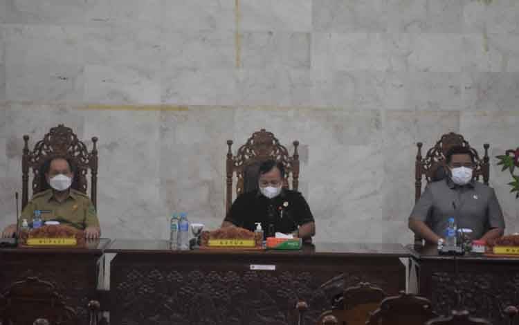 Fraksi DPRD Kapuas Sampaikan Pemandangan Umum Raperda Pertanggung Jawaban APBD 2021