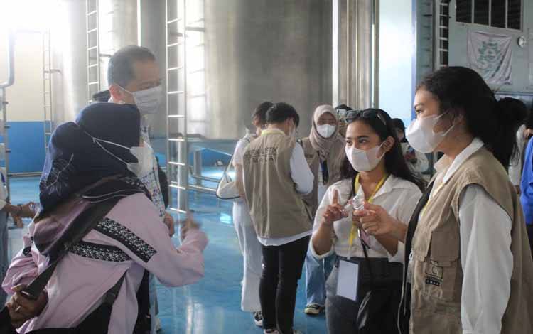 Siswa dan Siswi SMAN 2 Palangka Raya Diajak Melihat Proses Produksi Air Mineral