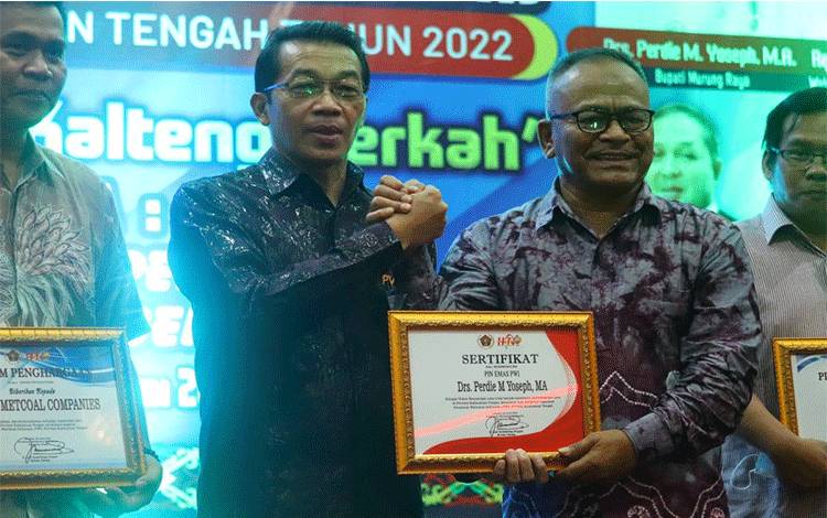 Puncak HPN, Bupati Murung Raya Terima Penghargaan PIN Emas