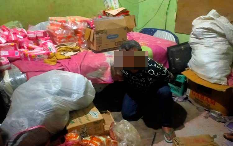 Seorang Pencuri Rokok Ditangkap saat Bersembunyi di Bawah Ranjang
