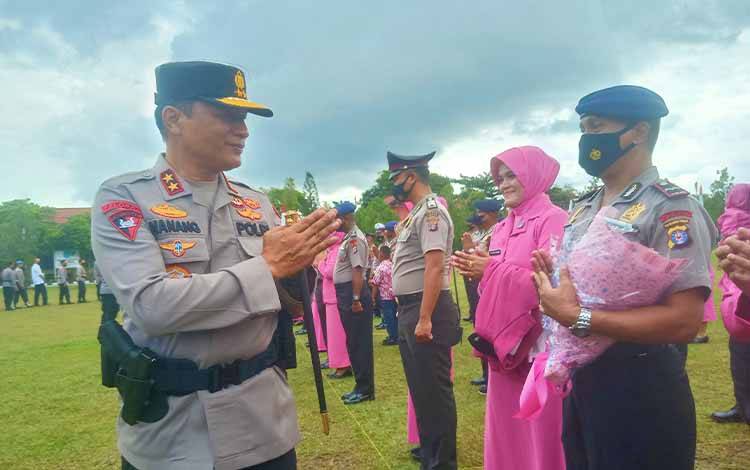 Ratusan Personel Polda Kalteng Terima Kado Kenaikan Pangkat Jelang Hari Bhayangkara