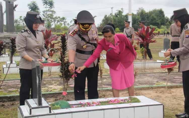 Jelang HUT Bayangjara ke 76, Polres Sukamara Galar Upacara Ziarah dan Tabur Bunga