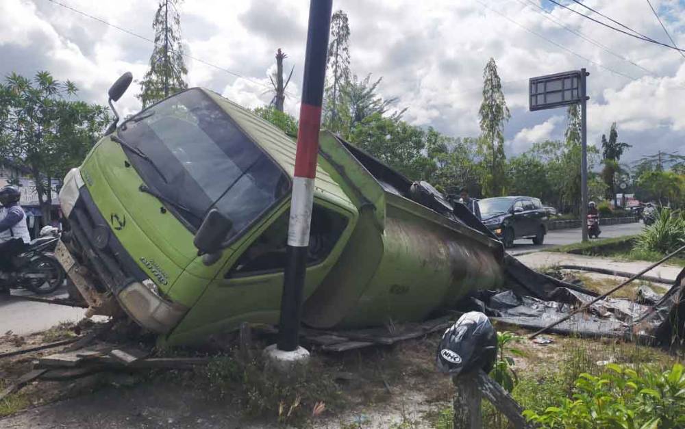 Rem Blong di Traffic Light, Truk Tangki Angkut CPO Masuk Parit di Jalan Tjilik Riwut