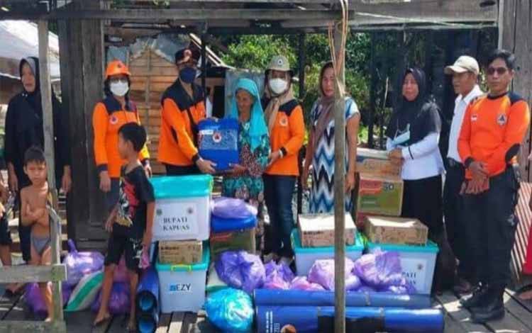 BPBD Kapuas Salurkan Bantuan Korban Terdampak Kebakaran Rumah di Mantangai Tengah