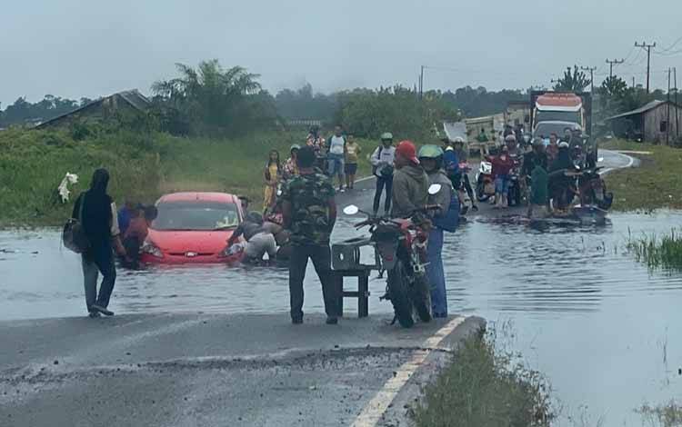 Sejumlah Ruas Jalan di Kobar Terendam Banjir, Jembatan Jebol