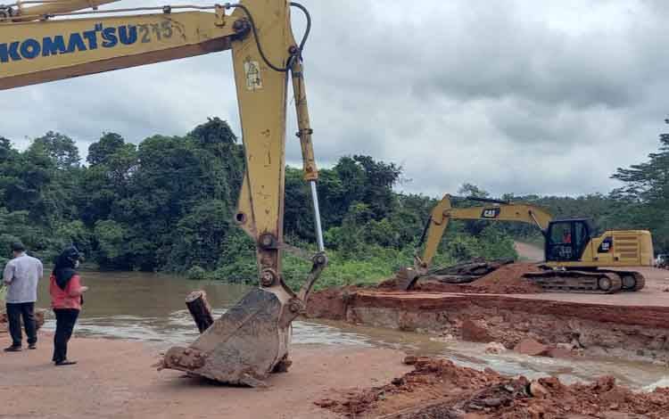 Dilakukan Perbaikan Jembatan Penghubung Jalan ke Aruta Utara Ditargetkan Rampung Hari Ini