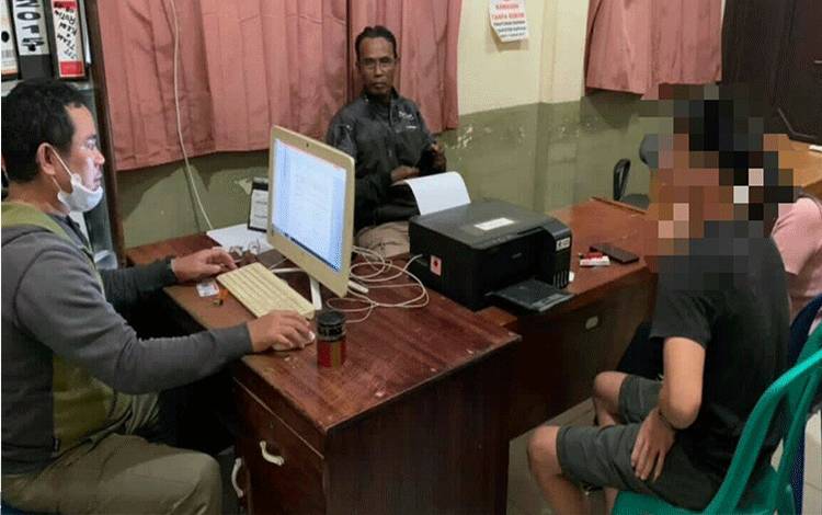 Satpol PP Kapuas Amankan Sepasang Muda Mudi Minum Miras di Taman