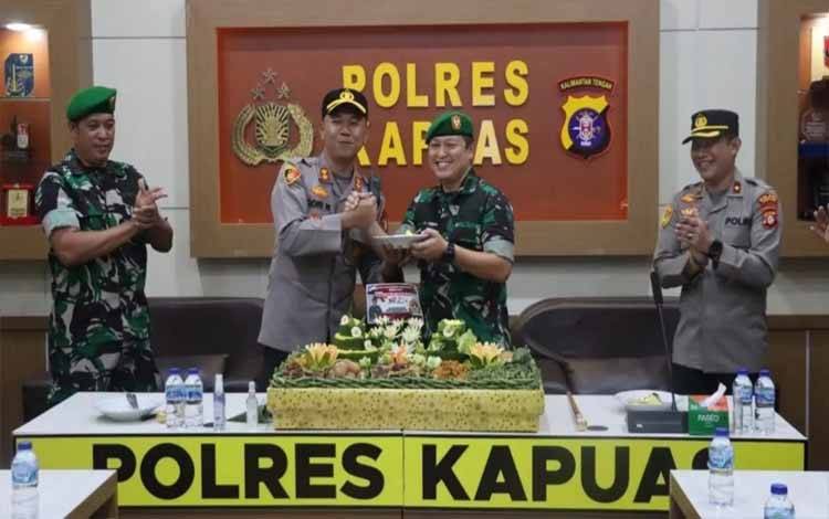 Hari Bhayangkara ke 76, Dandim Beri Kejuatan ke Polres Kapuas