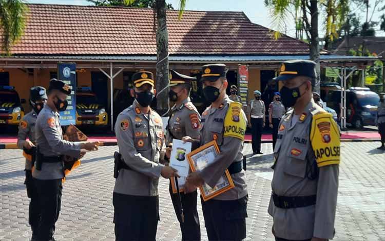 Kapolres Beri Penghargaan kepada Personel Polres Kobar Berprestasi