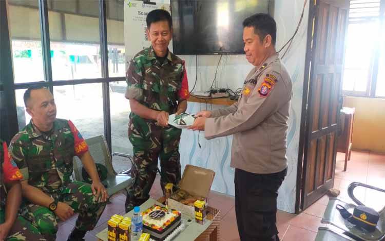 Momen Hari Bhayangkara, Anggota TNI Kunjungi Polsek Kapuas Timur