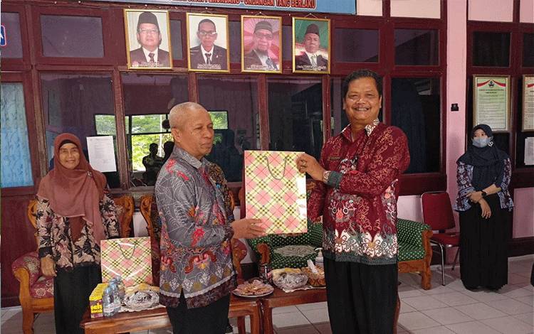 Sekda Seruyan Hadiri Pelepasan Purna Tugas Pegawai Disdukcapil
