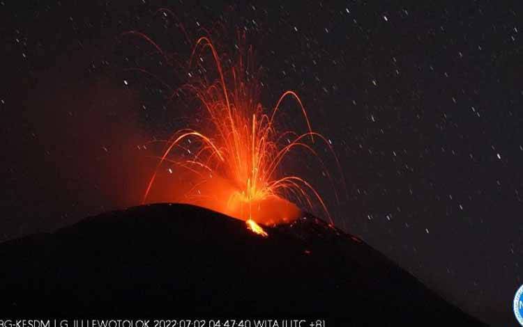 Pos Pemantau Sebut 15 Kali Letusan Terjadi di Gunung Ile Lewotolok