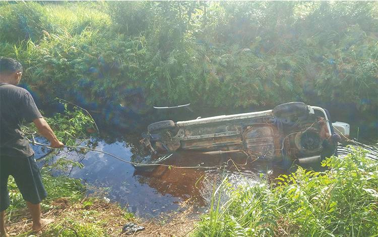 Mobil Ertiga di Palangka Raya Nyungsep 1 Orang Meninggal