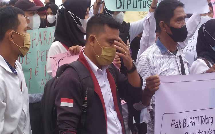 Aksi Damai Eks Tekon Kotim Diwarnai Tangis Sedih