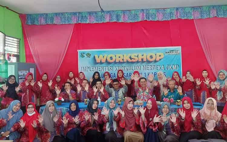 Tingkatkan Kompetensi Guru MIN 1 Kapuas Lewat Workshop Implementasi Kurikulum Merdeka