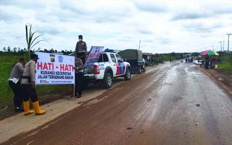 Satlantas Polres Kobar Pasang Rambu Peringatan di Jalan Tergenang Banjir