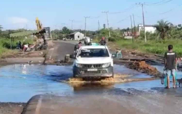 Jalan Km 30 Kotawaringin Lama Sudah Bisa Dilalui