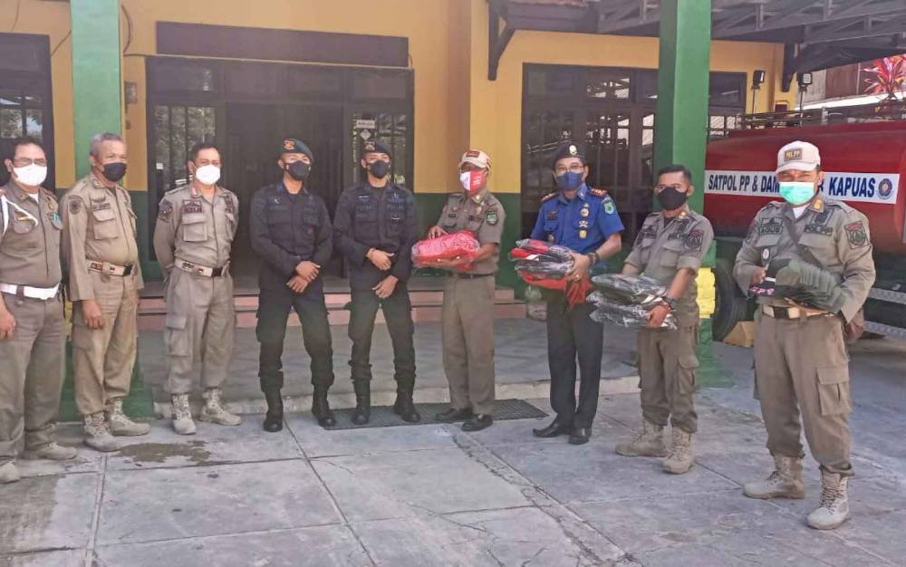 SatPol PP dan Damkar Kapuas Terima Bantuan Perlengkapan dari Brimob Kompi 4 Batalyon A Pelopor