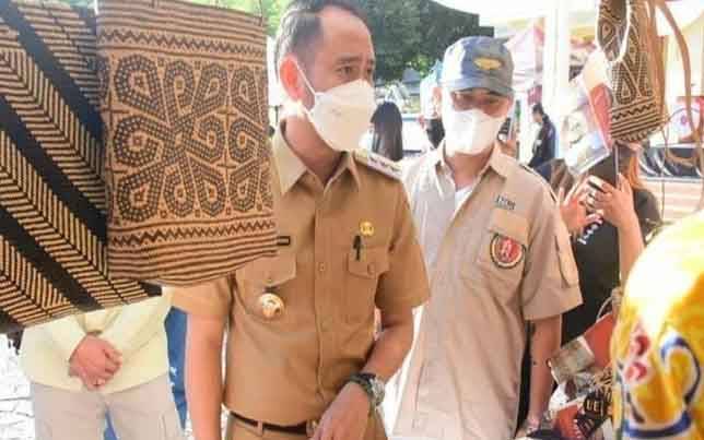 Wali Kota Palangka Raya: Bagikan Daging Kurban Pakai Bakul Purun