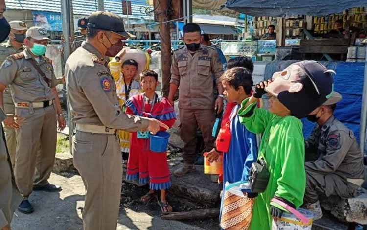 Satpol PP dan Damkar Kapuas Beri Edukasi kepada Badut Jalanan