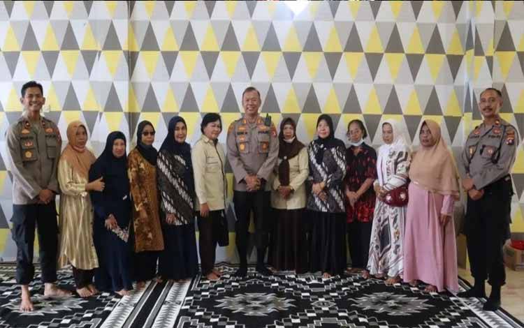 Kapolres Kapuas Sambangi Purnawirawan Polri dan Warakauri Tingkatkan Jalinan Silaturahmi