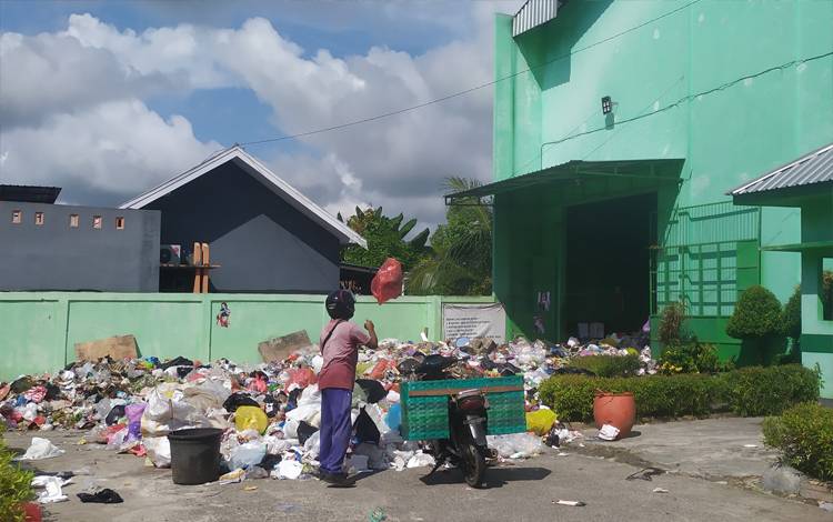 Tak Terangkut Sampah Meluber di Depo Pelita Sampit