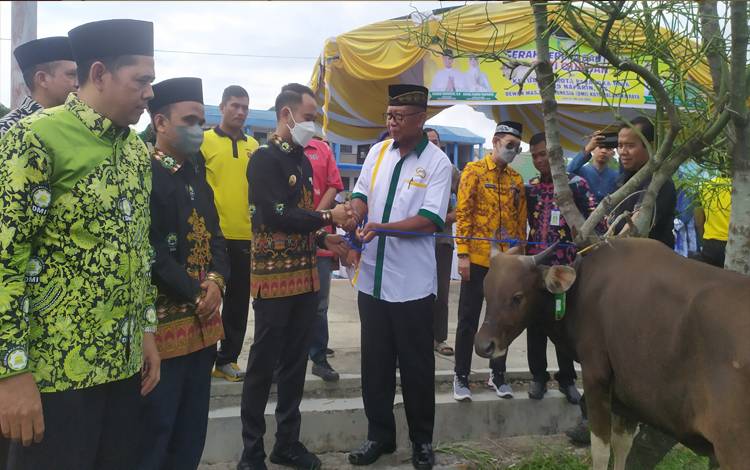 Pemko Palangka Raya Serahkan 37 Hewan Kurban