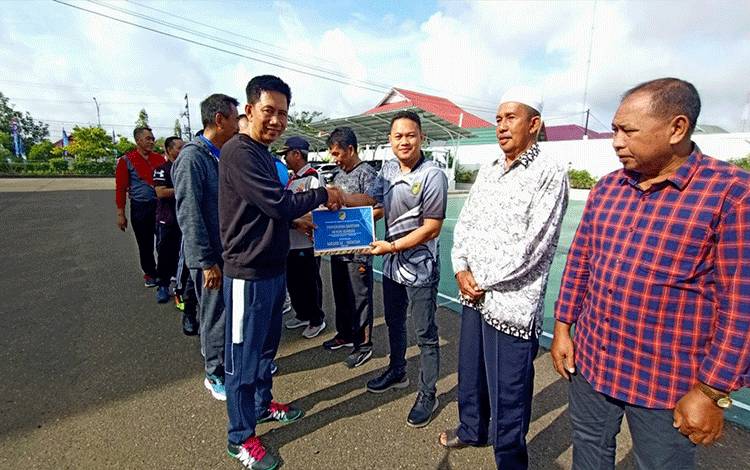 Bupati Barito Utara Serahkan 11 Ekor Sapi Kurban