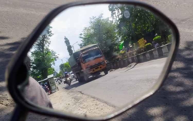Sejumlah Ruas Jalan HM Arsyad Sampit Dinilai Mulai Membahayakan