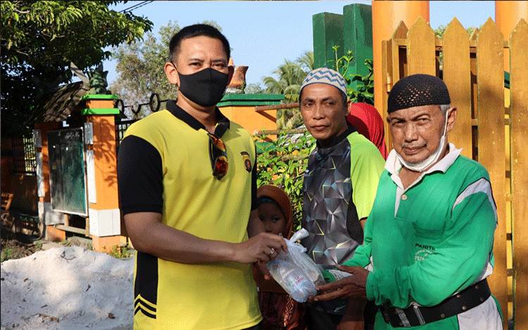 Sambil Olahraga, Kapolres Kobar Bagikan Paket Sarapan Pagi Gratis Kepada Masyarakat