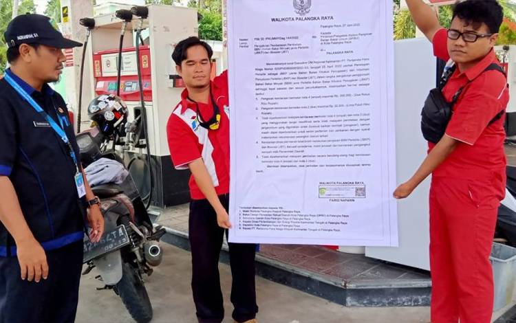Pemko Palangka Raya Bagikan Spanduk Pembatasan Beli BBM di SPBU