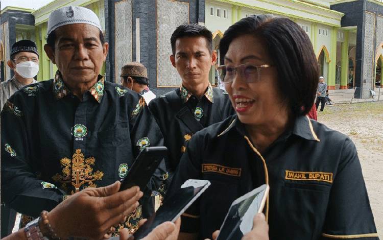 Wakil Bupati Gumas Pastikan Kondisi Hewan Kurban yang Dihibahkan dalam Kondisi Sehat