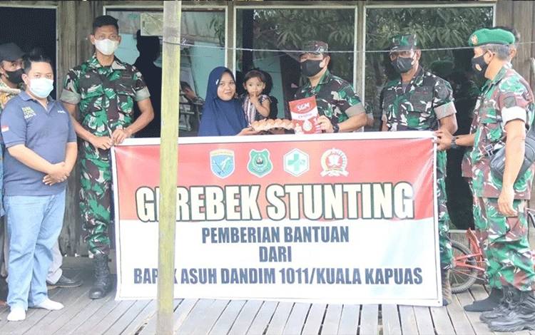 Gerebek Stunting, Dandim 1011 Kuala Kapuas Berikan Bantuan Makanan Tambahan