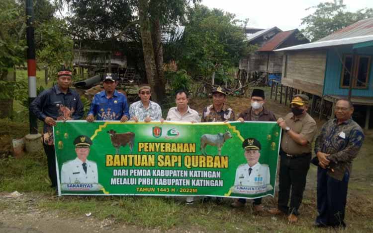 Bupati Katingan Serahkan Hewan Kurban untuk Warga Tumbang Liting