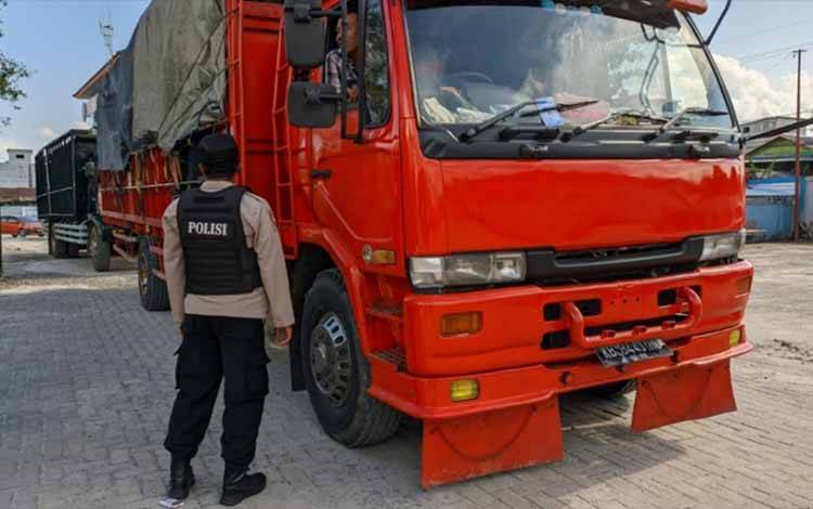 Polsek Kumai Perketat Pemeriksaan Mobil Masuk Pelabuhan