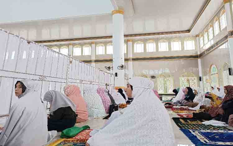 Salat Idul Adha, Jamaah Penuhi Masjid Agung Darun Najah Gunung Mas