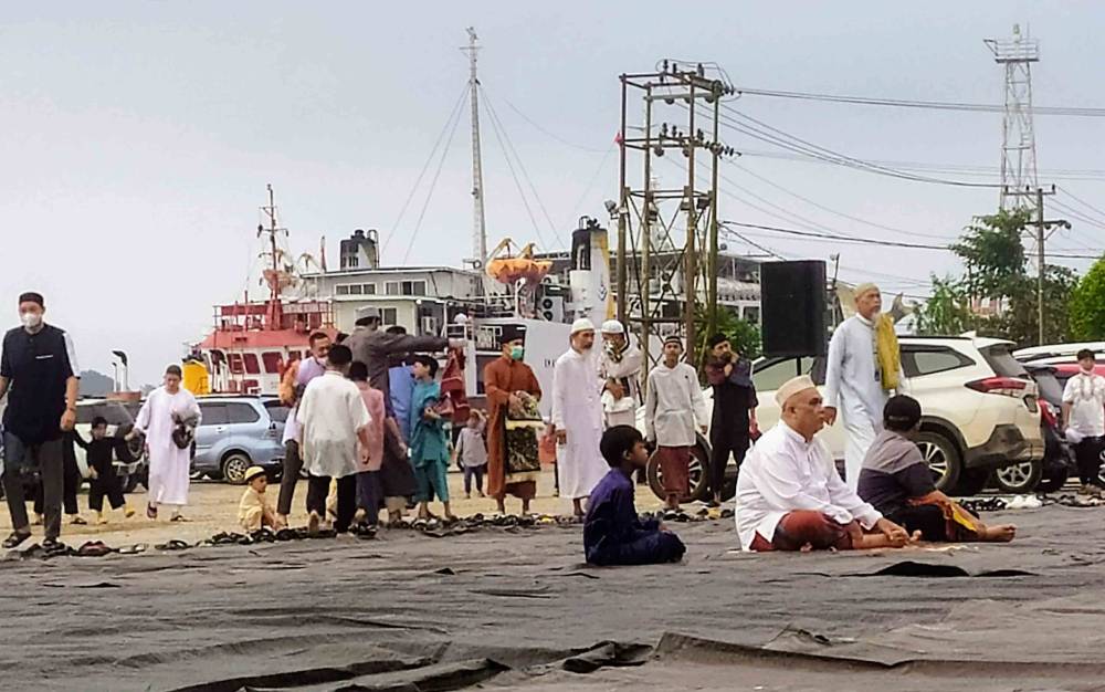 Ratusan Warga Antusias Salat Iduladha di Pelabuhan Sampit