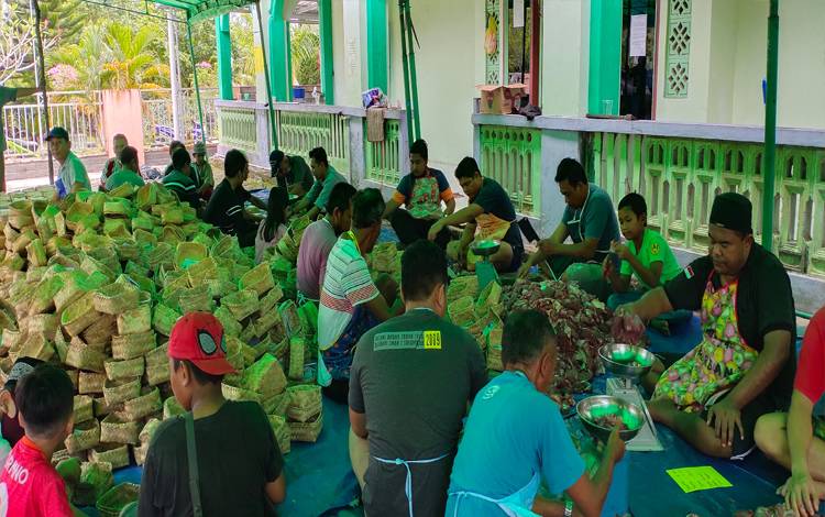 Musala Nur Hidayah Konsisten Gunakan Besek Sebagai Pembungkus Daging Kurban